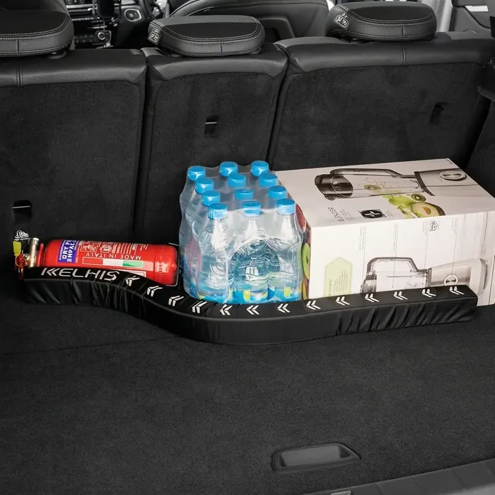 FlexiStick tiene ferme le bottiglie d’acqua e una grande scatola nel bagagliaio, lungo lo schienale dei sedili posteriori