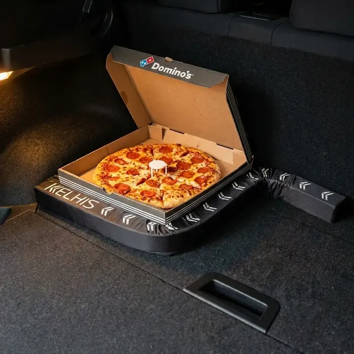 FlexiStick voorkomt dat pizzadozen door de kofferbak schuiven