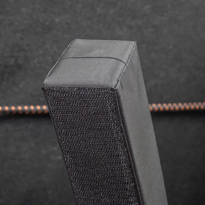 FlexiStick piegato e attaccato alla normale moquette del bagagliaio